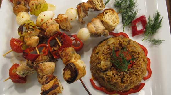 Sebzeli Bulgur Pilavı Eşliğinde Tavuk Şiş